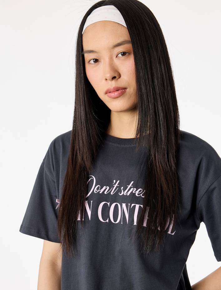  Rahat Kalıp Kısa Kollu Bisiklet Yaka Pamuklu Baskılı Fiyonklu Tişört