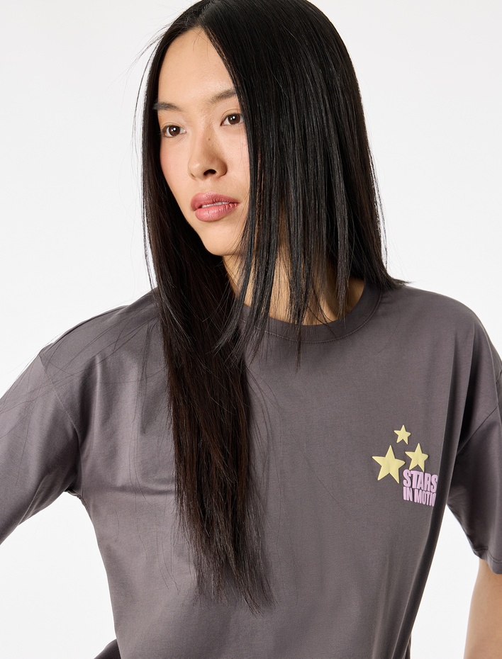  Rahat Kalıp Kısa Kollu Bisiklet Yaka Pamuklu Arkası Baskılı Tişört