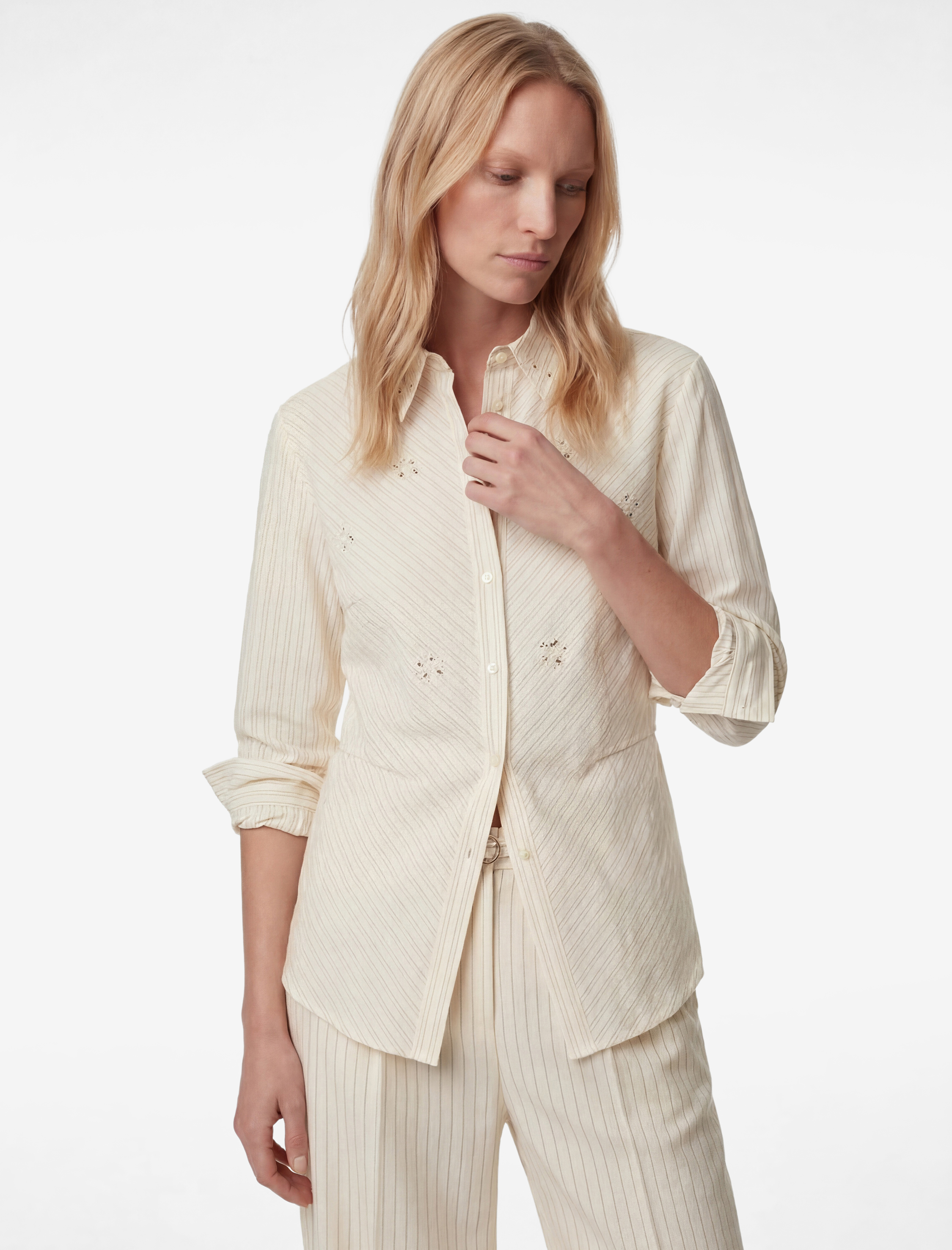   Regular Fit Uzun Kollu Klasik Yaka Çiçek Nakışlı Düğmeli Çizgili Gömlek