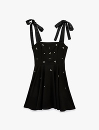 Krep Scuba Kumaş Taş Detaylı Fiyonk Bağlamalı Askılı Mini Kloş Elbise