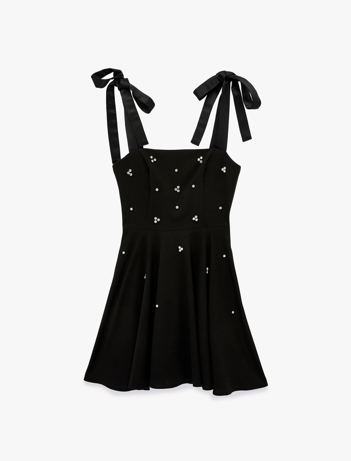  Krep Scuba Kumaş Taş Detaylı Fiyonk Bağlamalı Askılı Mini Kloş Elbise