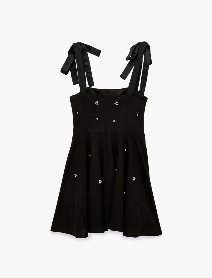  Krep Scuba Kumaş Taş Detaylı Fiyonk Bağlamalı Askılı Mini Kloş Elbise