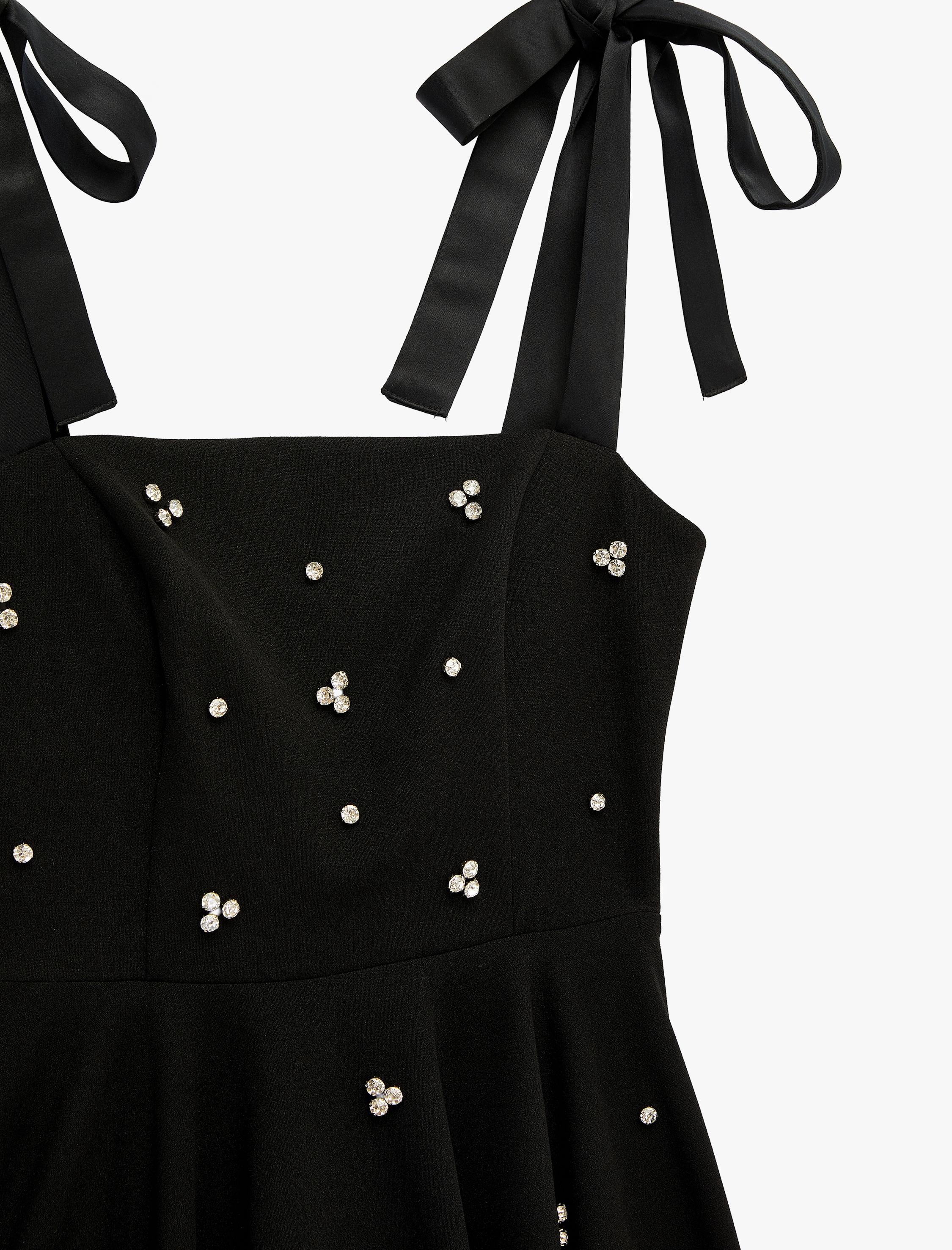   Krep Scuba Kumaş Taş Detaylı Fiyonk Bağlamalı Askılı Mini Kloş Elbise