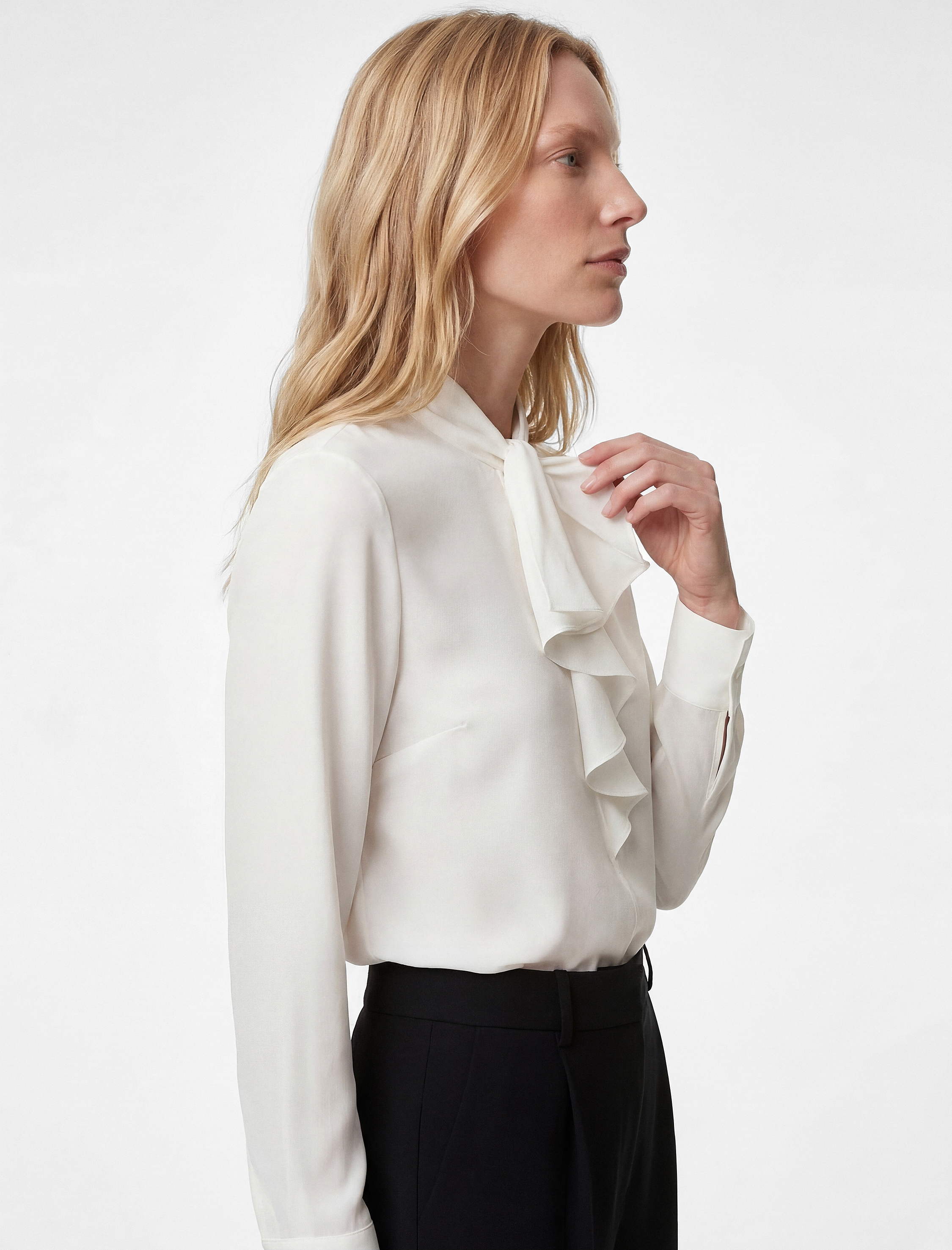   Fırfırlı Yaka Arkası Düğmeli Uzun Kollu Bluz