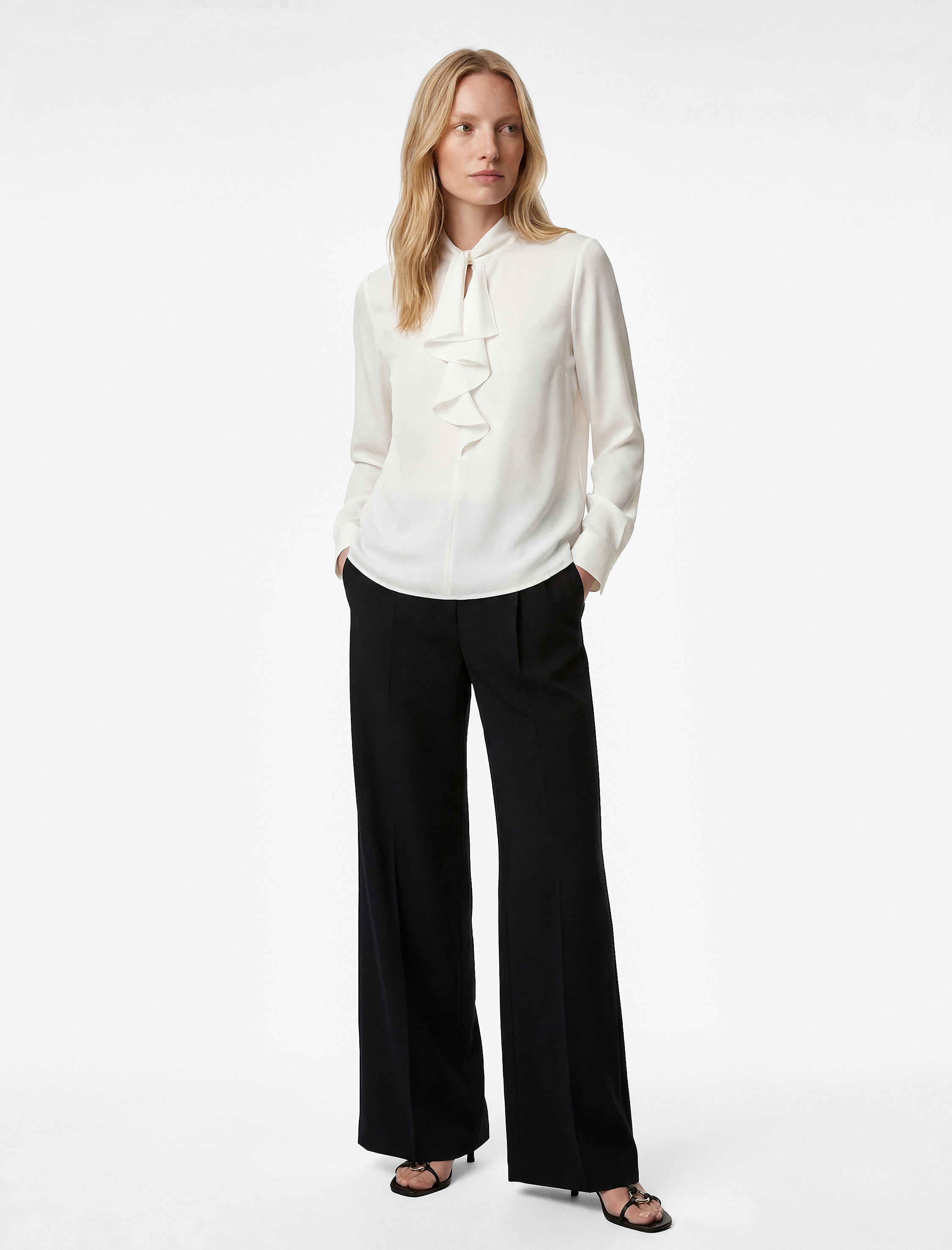   Fırfırlı Yaka Arkası Düğmeli Uzun Kollu Bluz