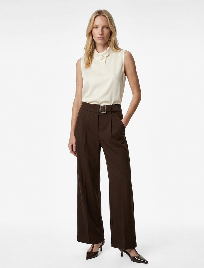  Asimetrik Yaka Kolsuz Metal Aksesuarlı Saten Bluz