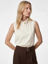 Asimetrik Yaka Kolsuz Metal Aksesuarlı Saten Bluz