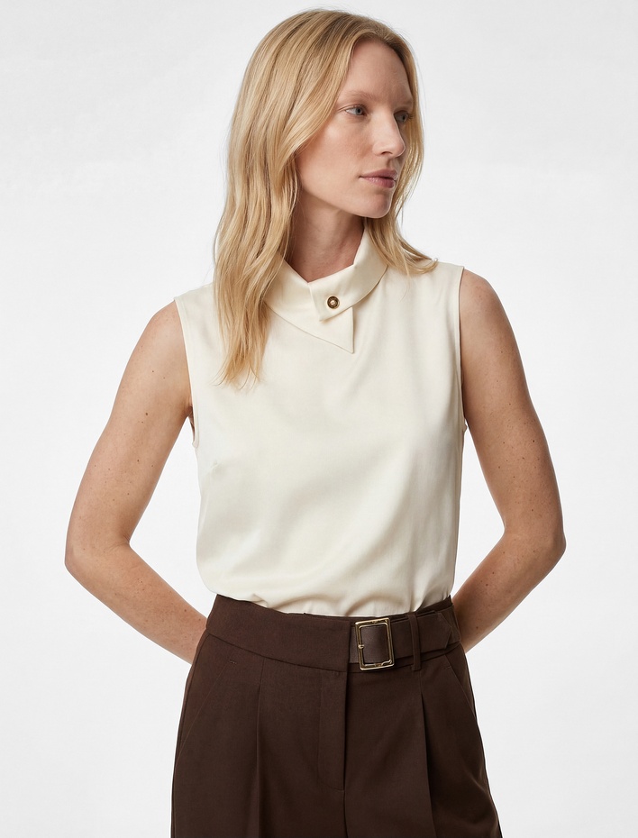  Asimetrik Yaka Kolsuz Metal Aksesuarlı Saten Bluz