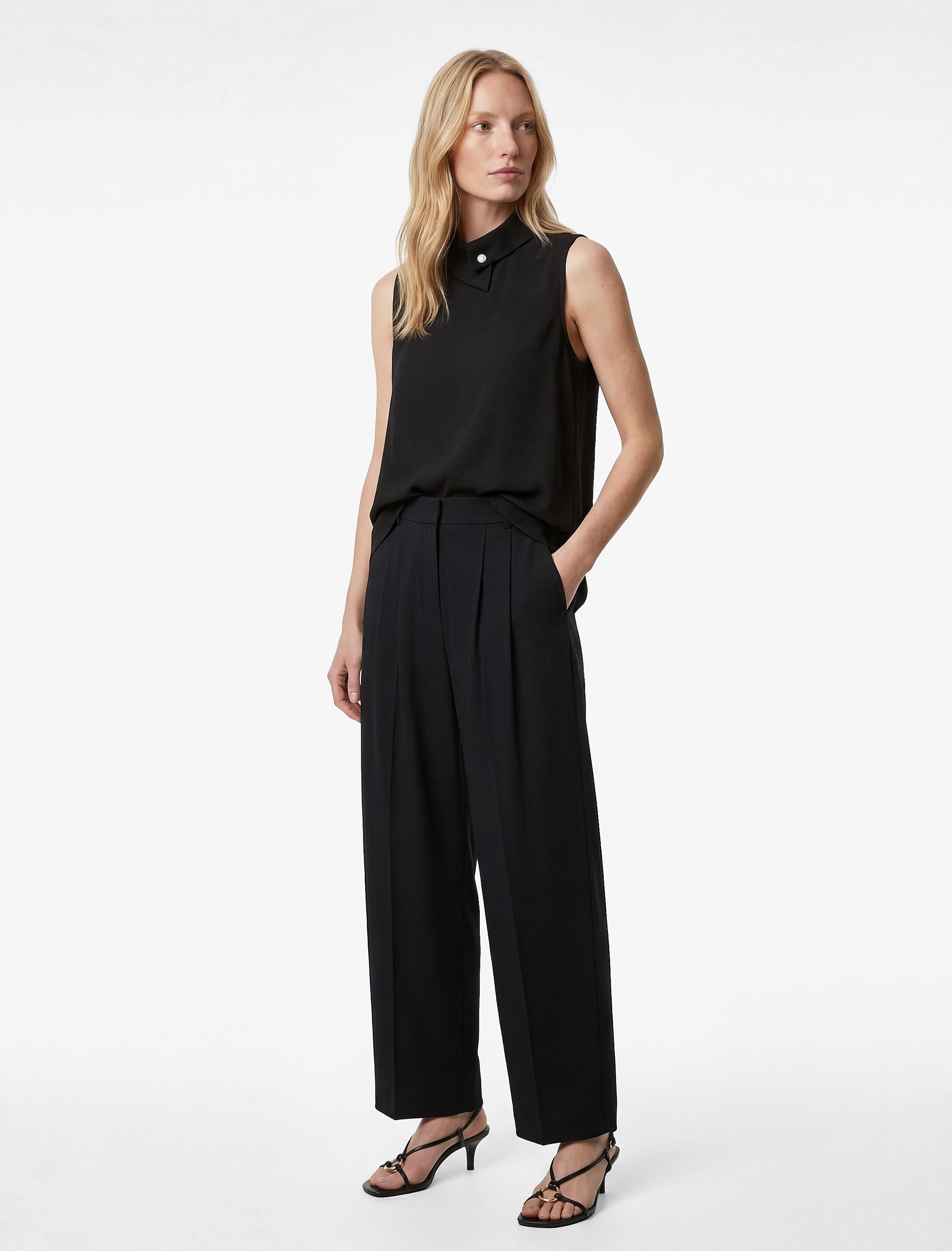   Asimetrik Yaka Kolsuz Metal Aksesuarlı Saten Bluz