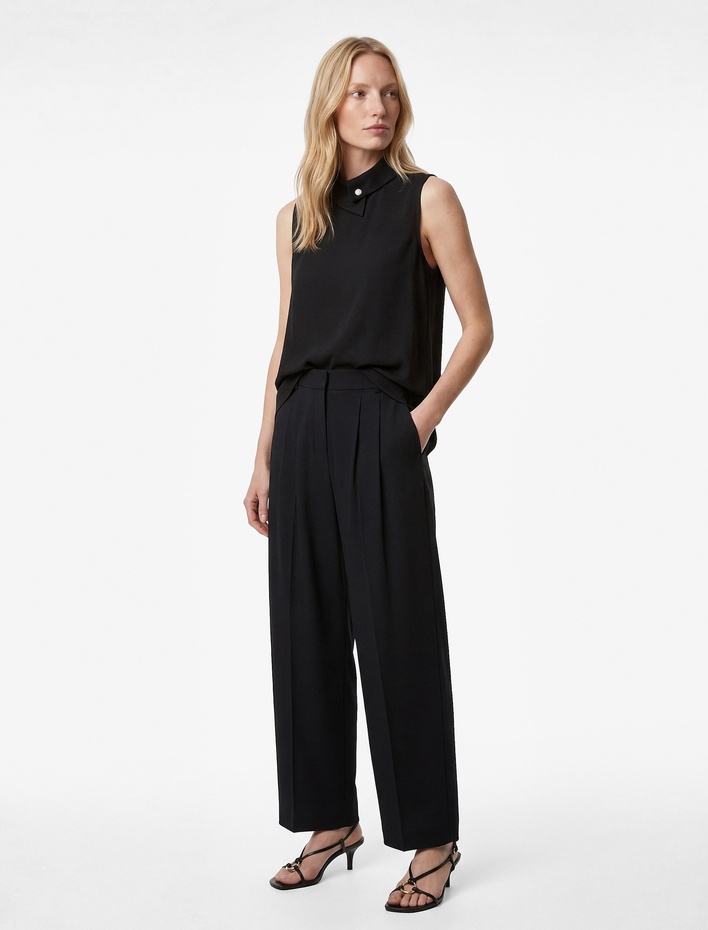  Asimetrik Yaka Kolsuz Metal Aksesuarlı Saten Bluz