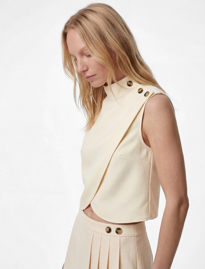  Asimetrik Kesim Düğme Detaylı Kolsuz Dik Yaka Bluz