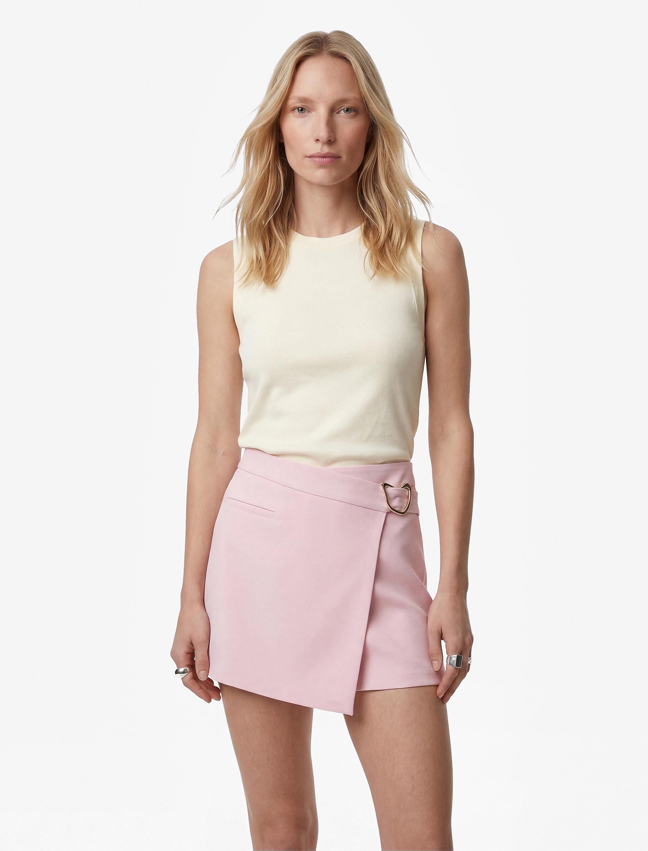   Asimetrik Kesim Cep Detaylı Metal Aksesuarlı Mini Şort Etek