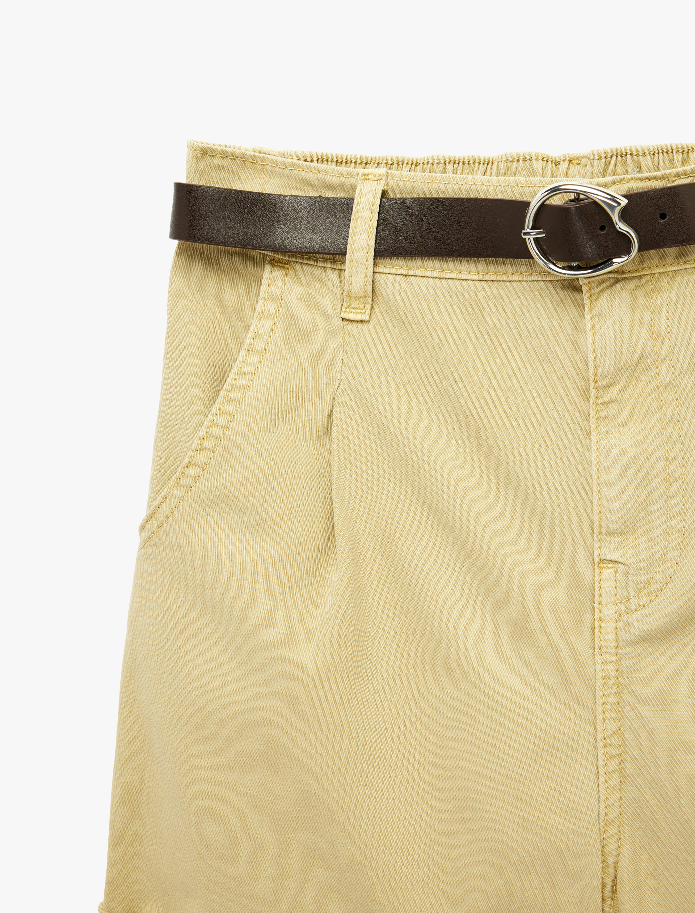   Pamuklu Rahat Kalıp Cepli Kemer Detaylı Mini Şort