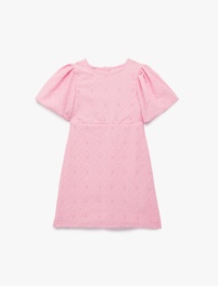 Fiyonklu Pencere Detaylı Kısa Kollu Bisiklet Yaka Brodeli Elbise