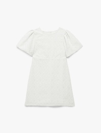 Fiyonklu Pencere Detaylı Kısa Kollu Bisiklet Yaka Brodeli Elbise