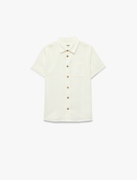 Keten ve Viskon Karışımlı Düğmeli Cepli Basic Kısa Kollu Gömlek
