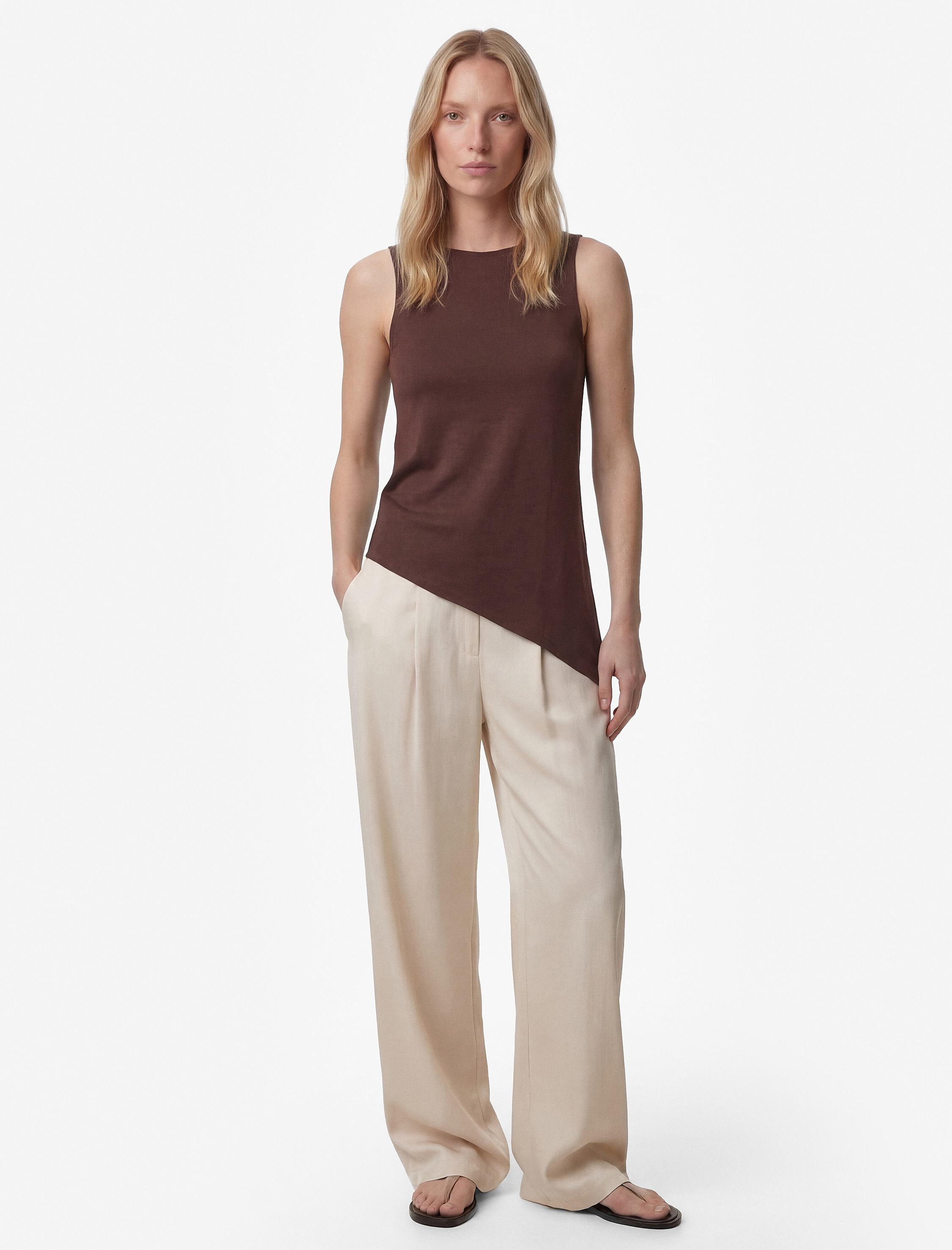   Sırt Dekolteli Bağlama Detaylı Yuvarlak Yaka Asimetrik Kesim Kolsuz Saten Bluz