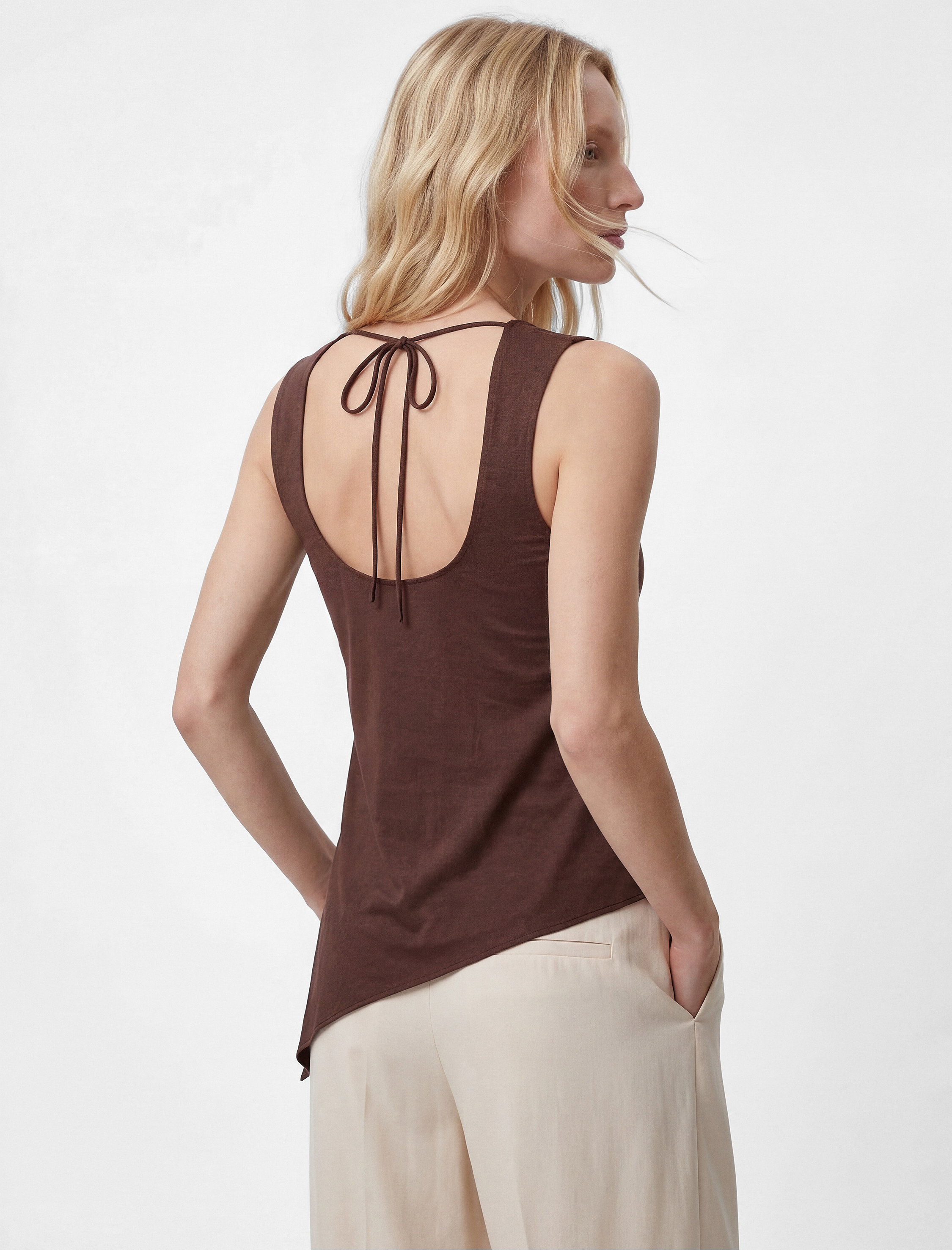   Sırt Dekolteli Bağlama Detaylı Yuvarlak Yaka Asimetrik Kesim Kolsuz Saten Bluz