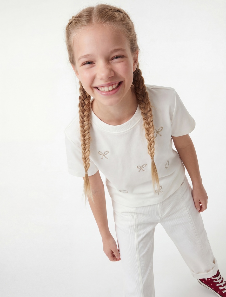 Koton Pamuklu Kısa Kollu Bisiklet Yaka Kalp ve Fiyonk Aksesuar Detaylı Tişört