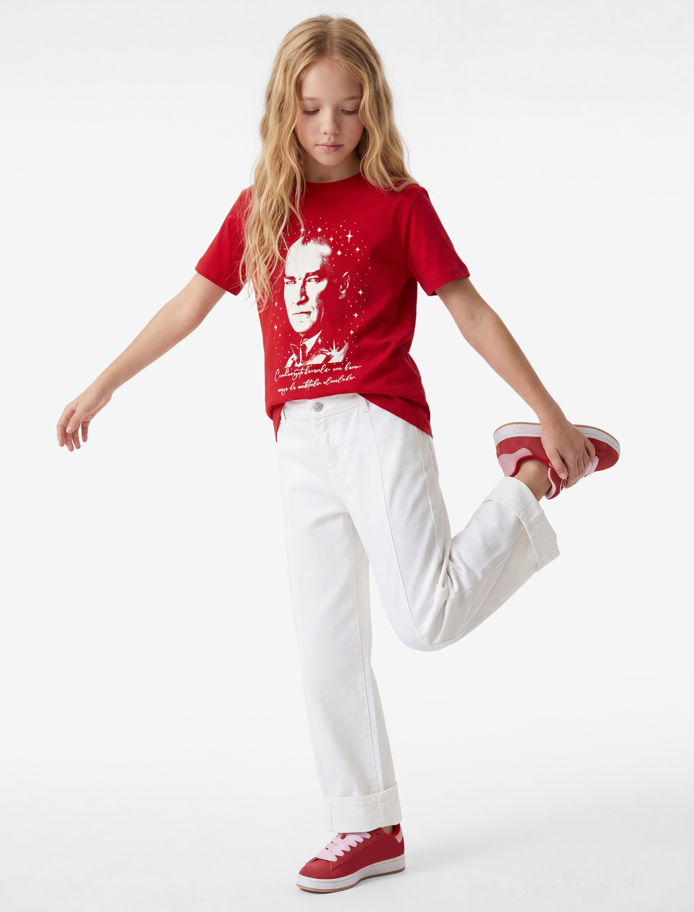  Kız Çocuk Pamuklu Bisiklet Yaka Kısa Kollu Parıltılı Taş Detaylı Atatürk Baskılı Tişört