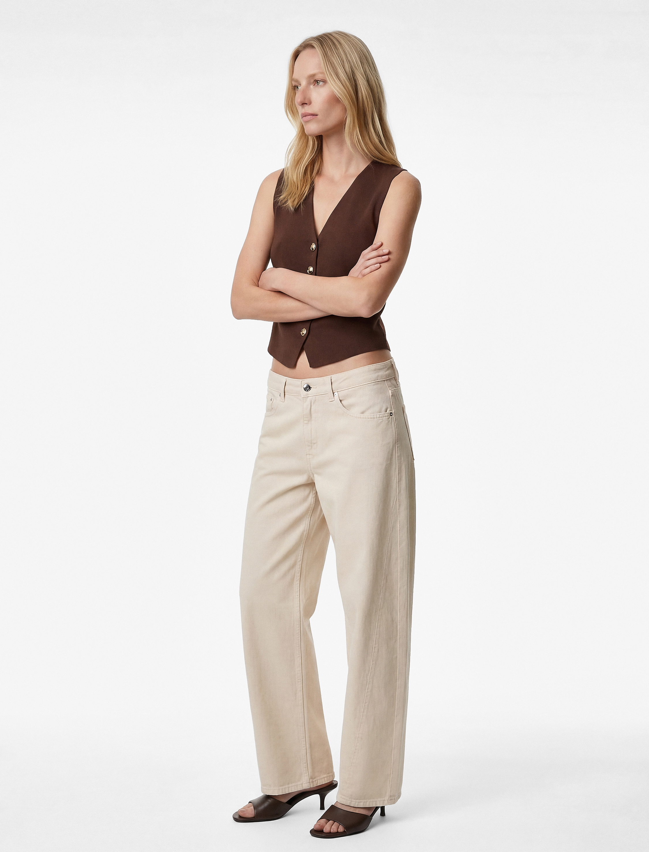   Gold Düğme Detaylı V Yaka Triko Yelek