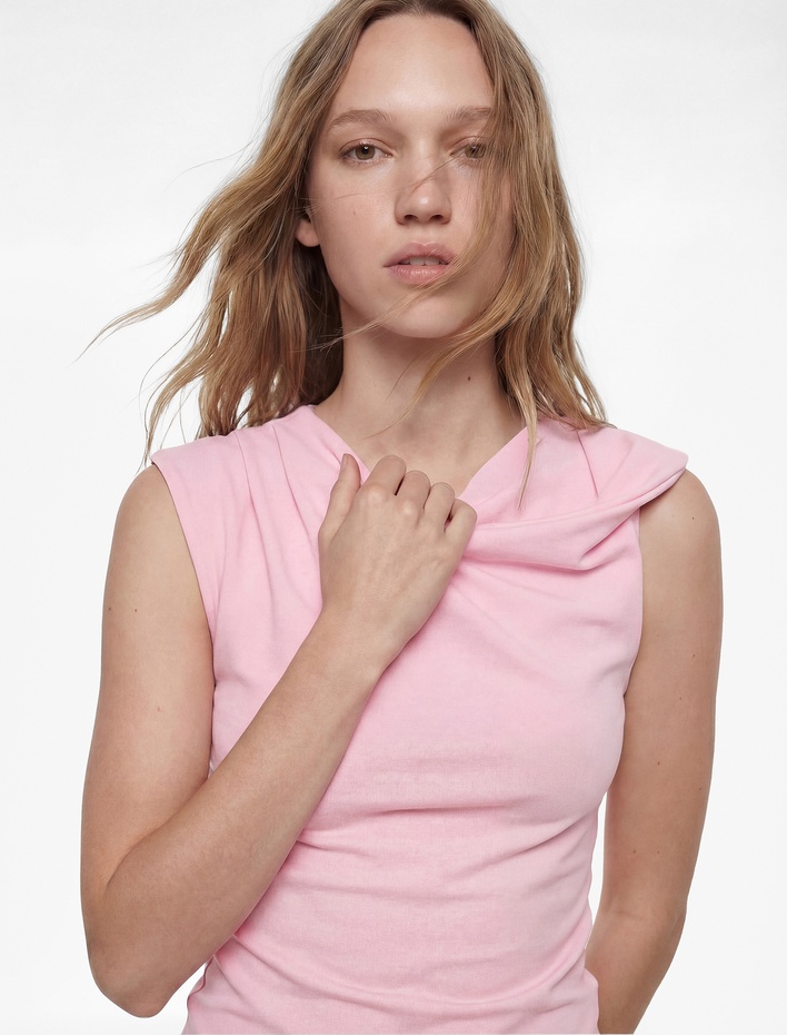  Omzu Açık Drape Detaylı Pamuklu Kolsuz Bluz