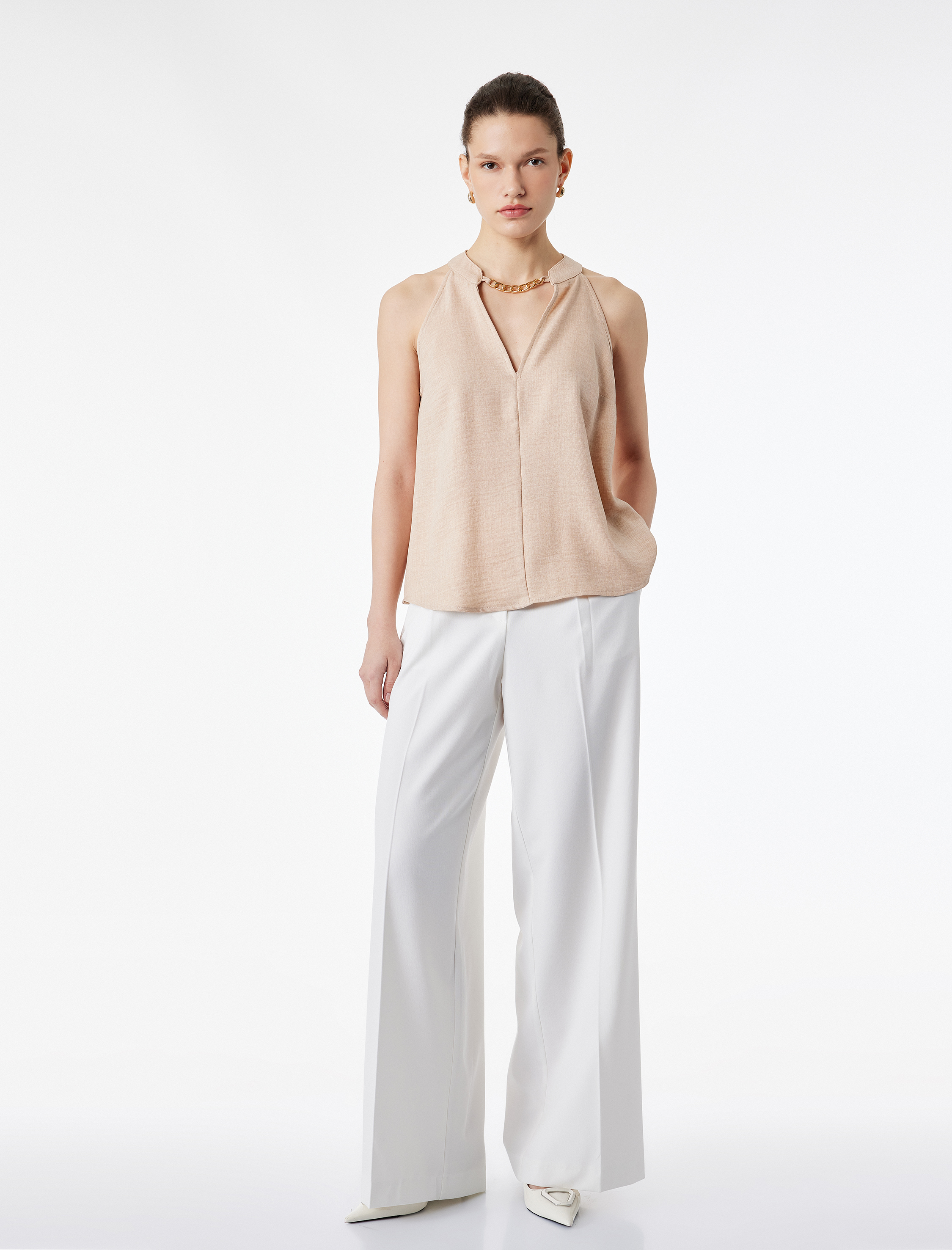   Metal Zincir Aksesuarlı Pencere Detaylı Kolsuz Halter Yaka Bluz