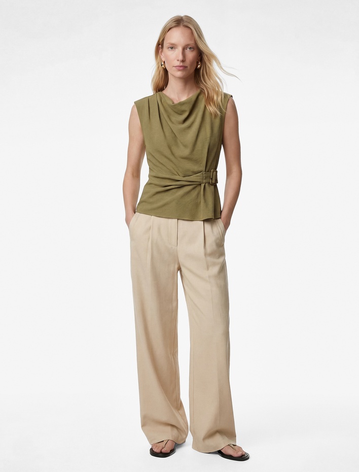  Aerobin Kumaş Hafif Degaje Yaka Kolsuz Kemerli Bluz