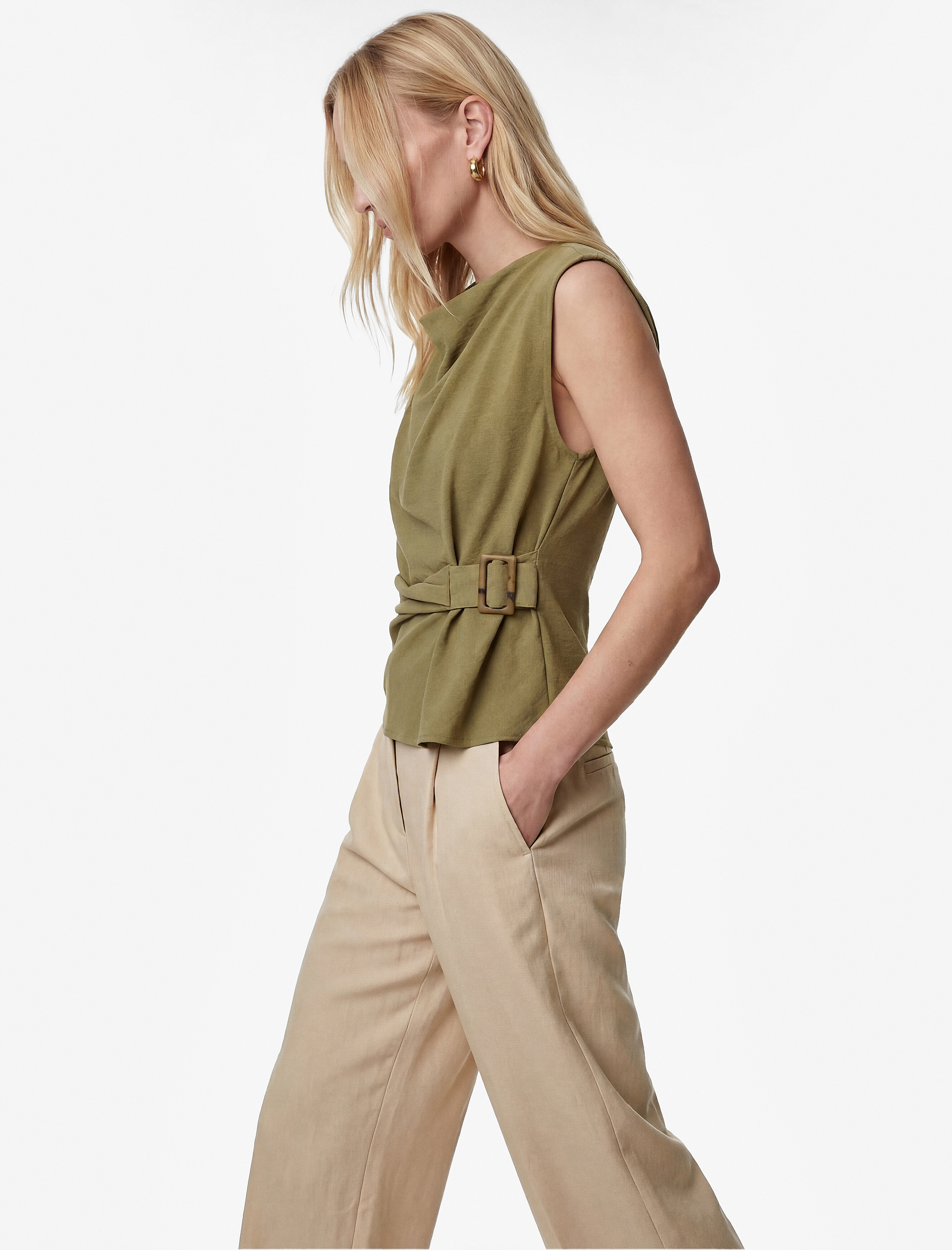   Aerobin Kumaş Hafif Degaje Yaka Kolsuz Kemerli Bluz