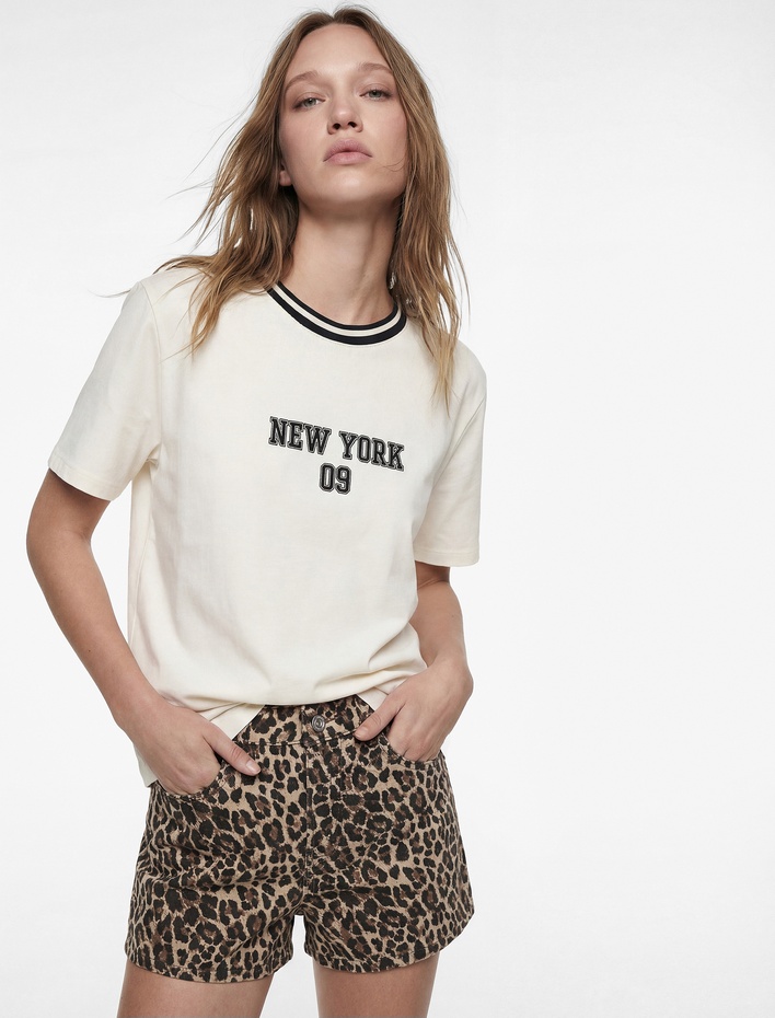  Rahat Kalıp Biyeli Kısa Kollu Bisiklet Yaka Pamuklu Kolej Baskılı Tişört