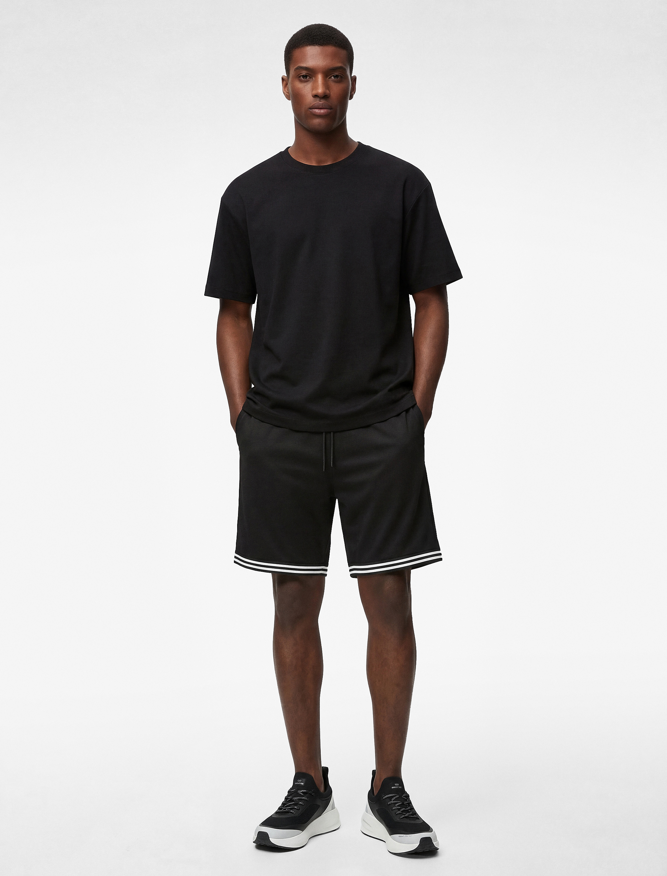   Çizgi Detaylı Cepli Rahat Kalıp Beli Bağcıklı Spor Şort