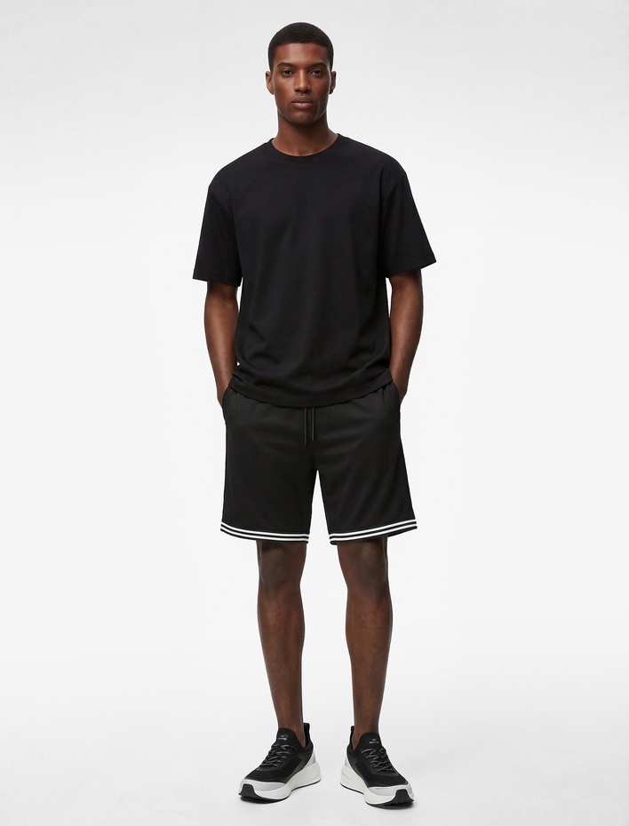  Çizgi Detaylı Cepli Rahat Kalıp Beli Bağcıklı Spor Şort