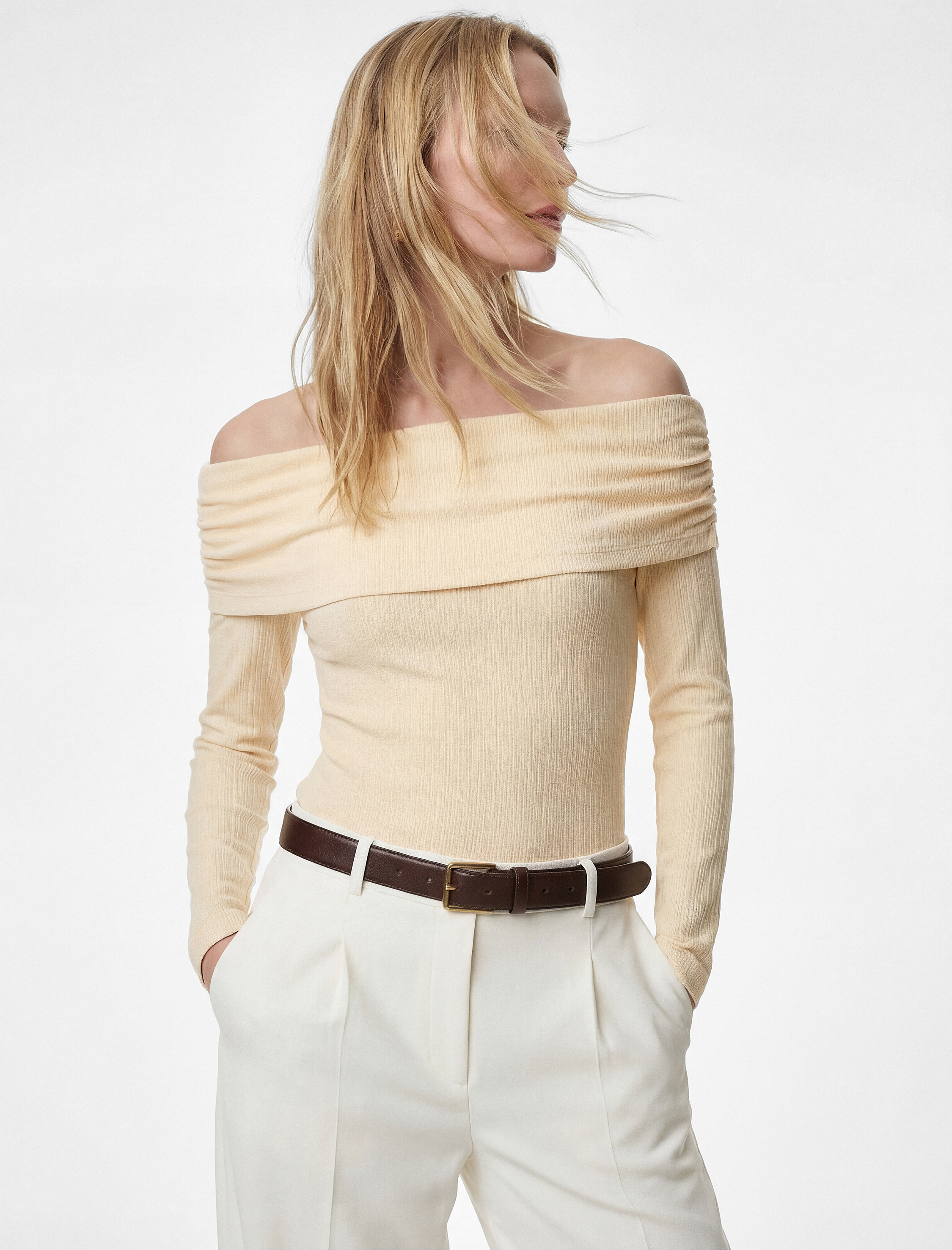   Slim Fit Drape Detaylı Uzun Kollu Madonna Yaka Omzu Açık Bodysuit