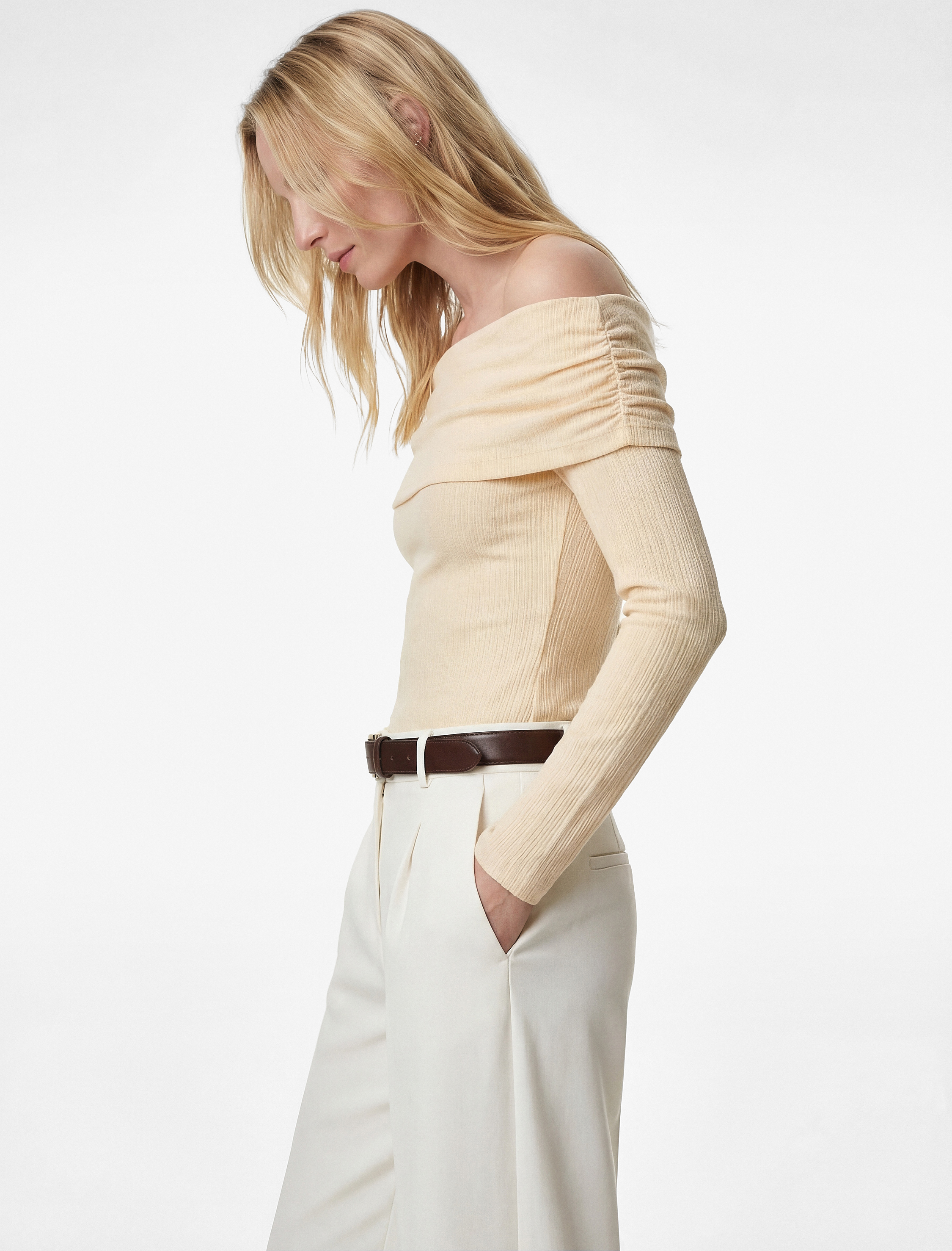   Slim Fit Drape Detaylı Uzun Kollu Madonna Yaka Omzu Açık Bodysuit