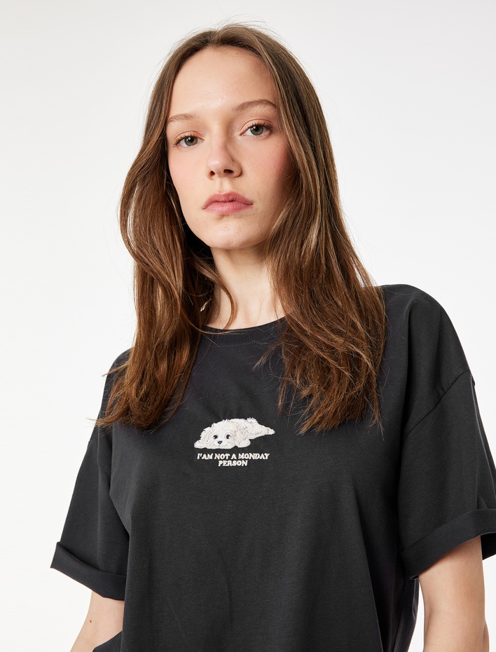  Rahat Kalıp Kısa Kollu Pamuklu Bisiklet Yaka Nakışlı Tişört