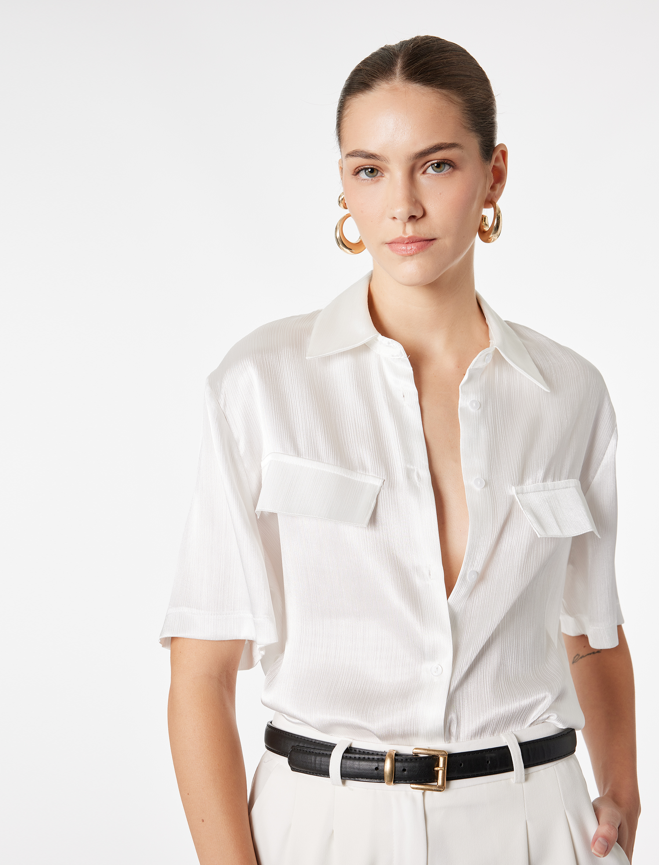   Aplike Detaylı Klasik Yaka Kısa Kollu Saten Gömlek