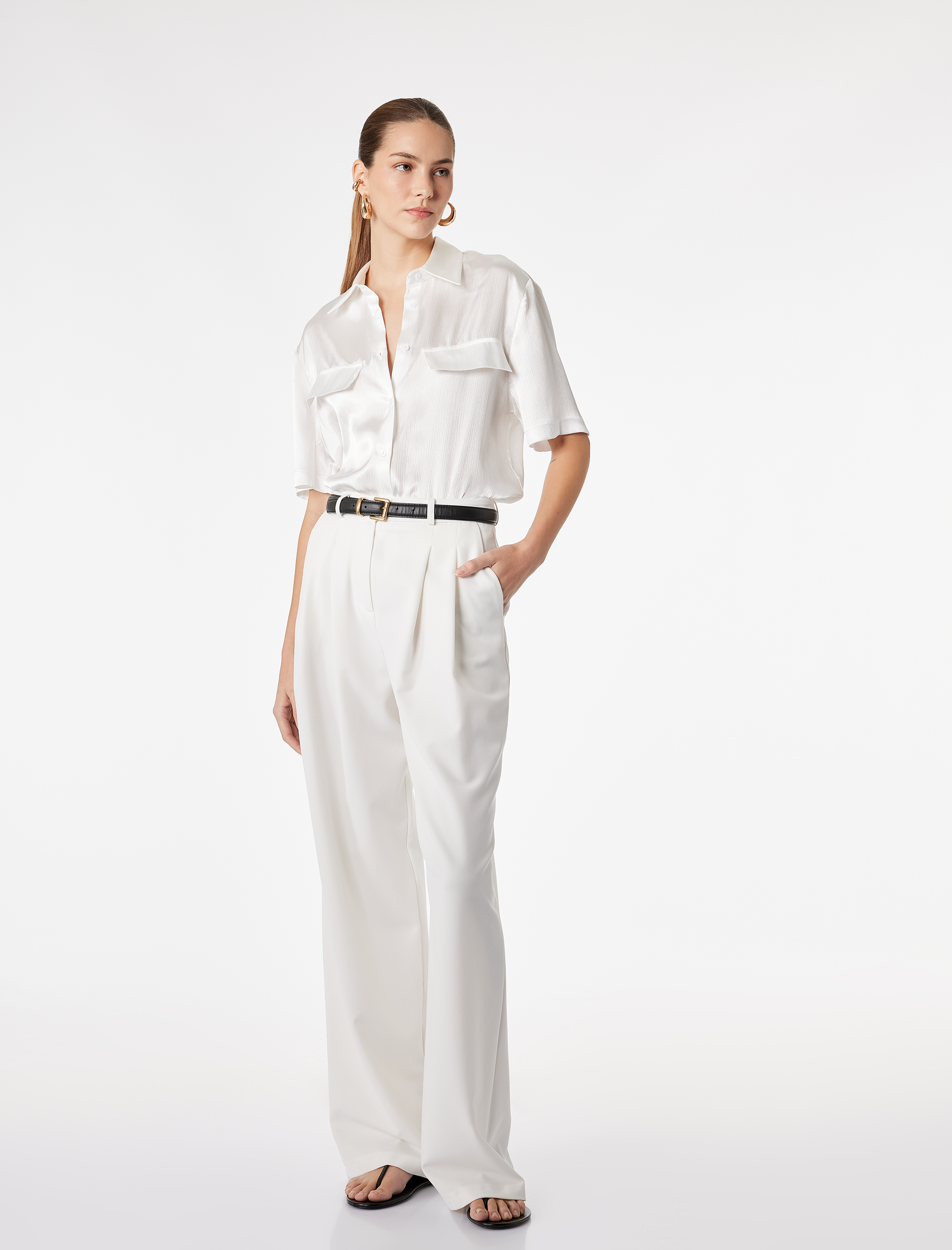   Aplike Detaylı Klasik Yaka Kısa Kollu Saten Gömlek