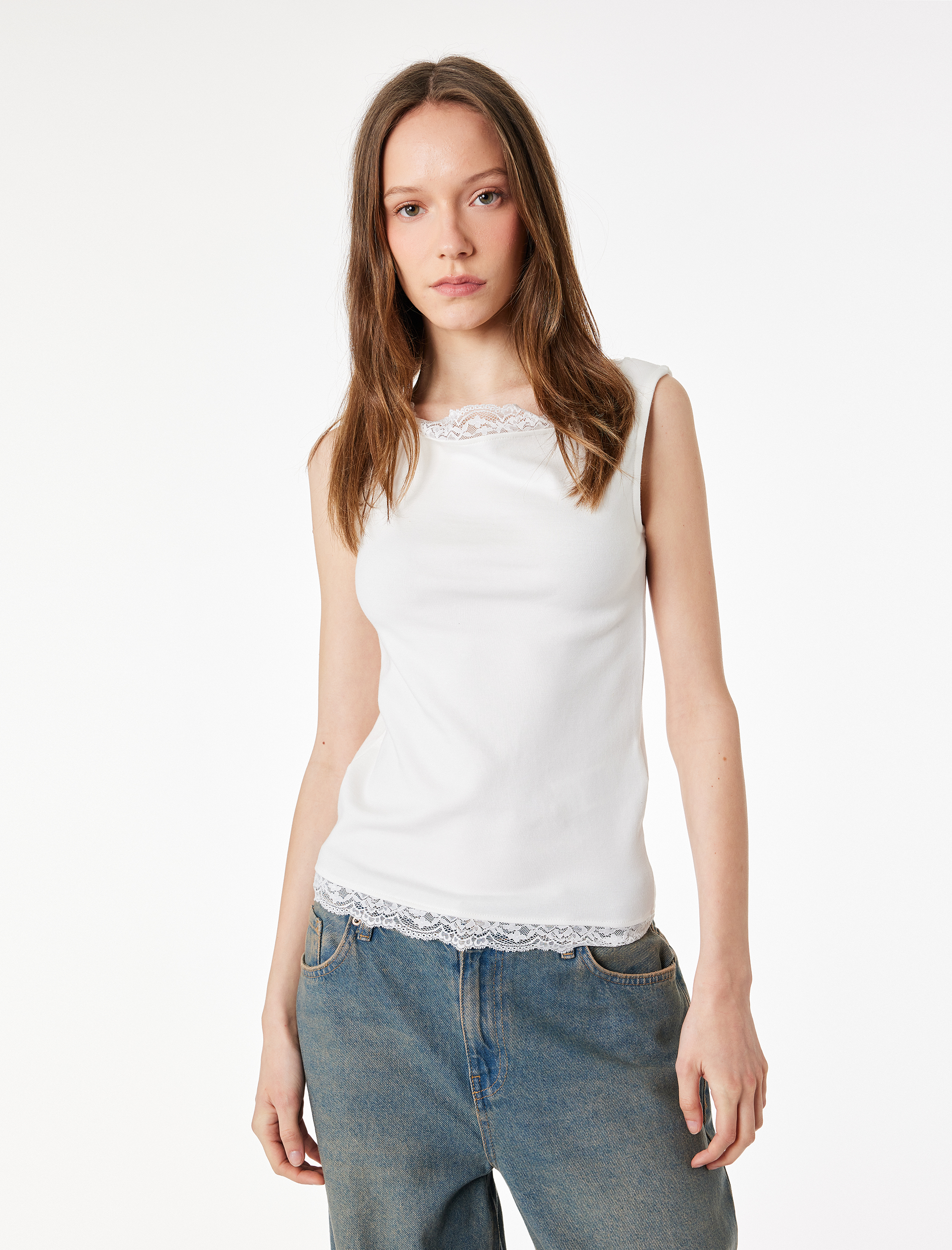   Slim Fit Dantel Detaylı Kolsuz Kayık Yaka Bluz