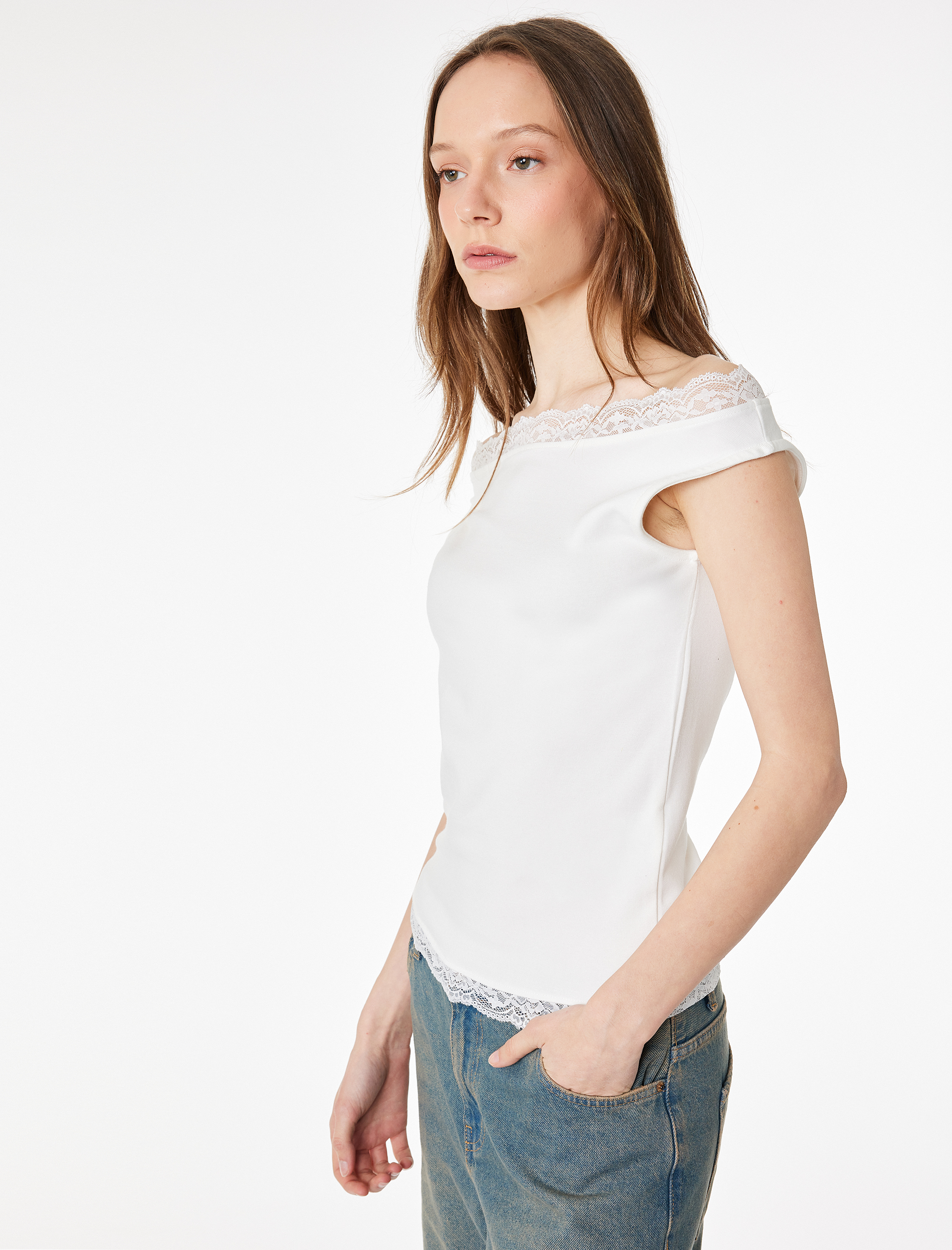   Slim Fit Dantel Detaylı Kolsuz Kayık Yaka Bluz