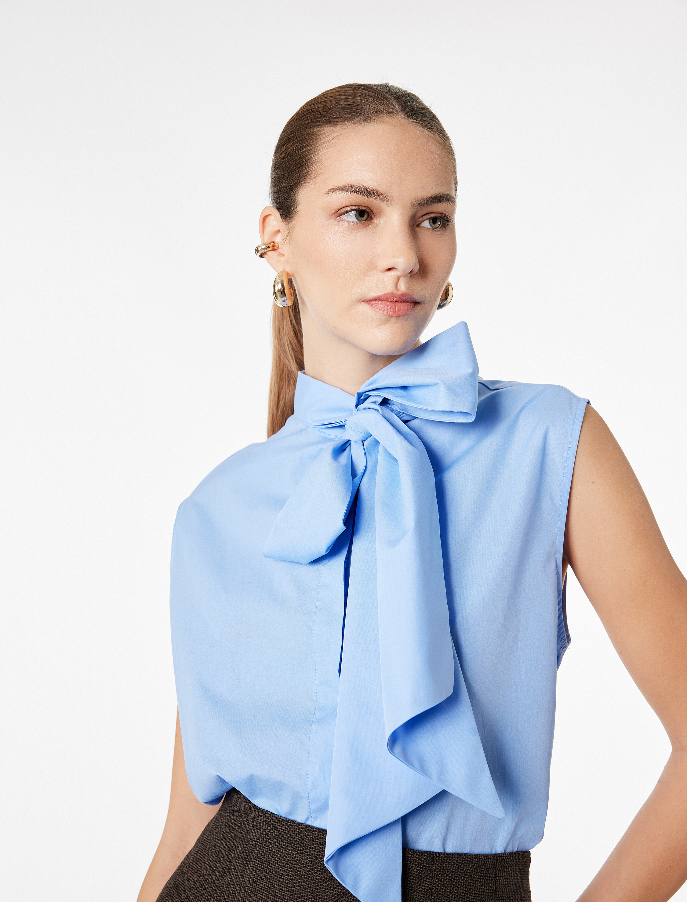   Kolsuz Dik Yaka Bağlama Detaylı Poplin Fiyonklu Bluz