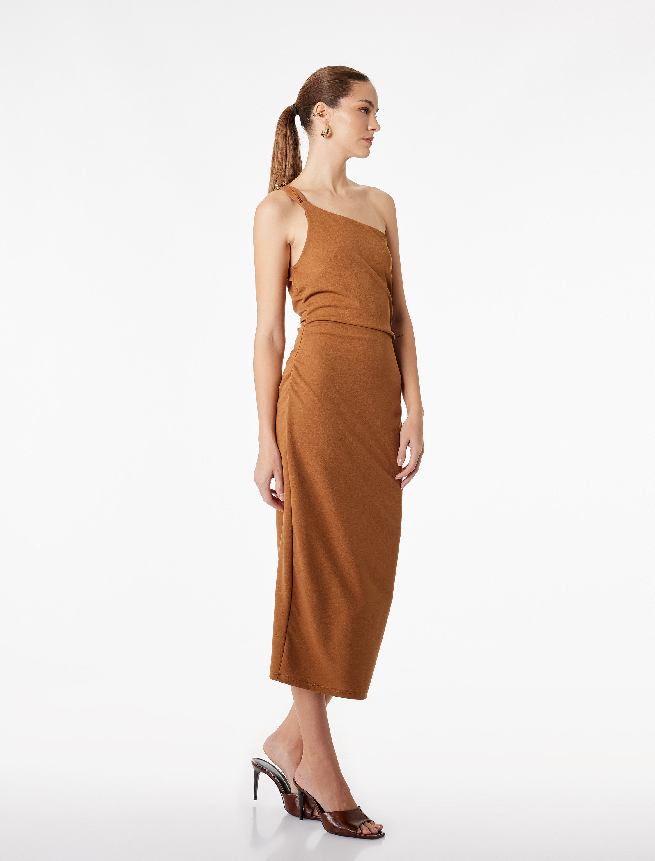   Slim Fit Aksesuar Detaylı Drapeli Midi Boy Tek Omuz Kalem Elbise