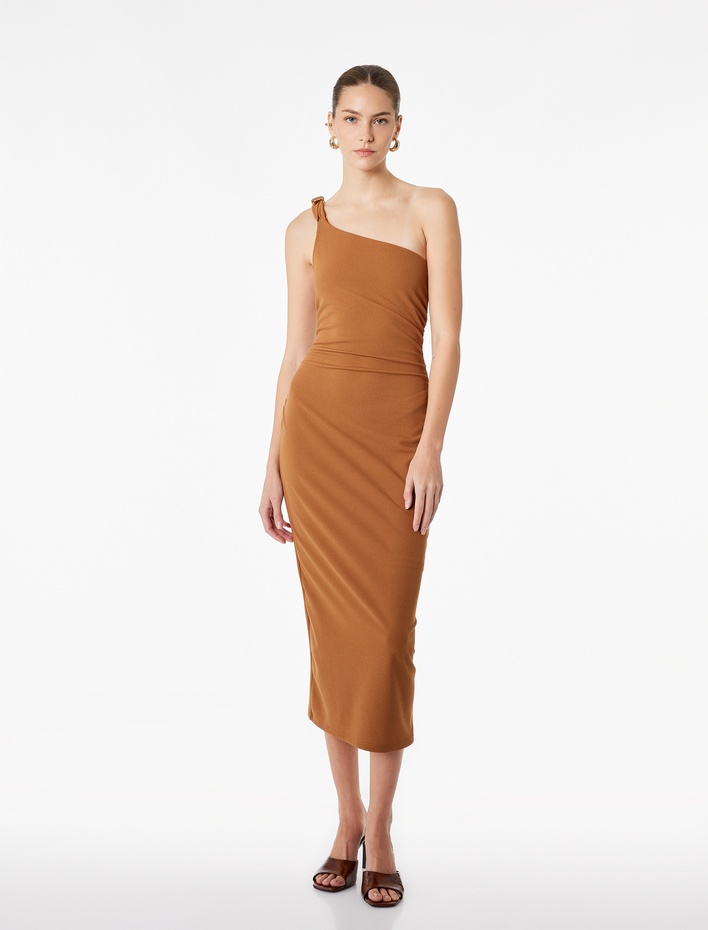  Slim Fit Aksesuar Detaylı Drapeli Midi Boy Tek Omuz Kalem Elbise