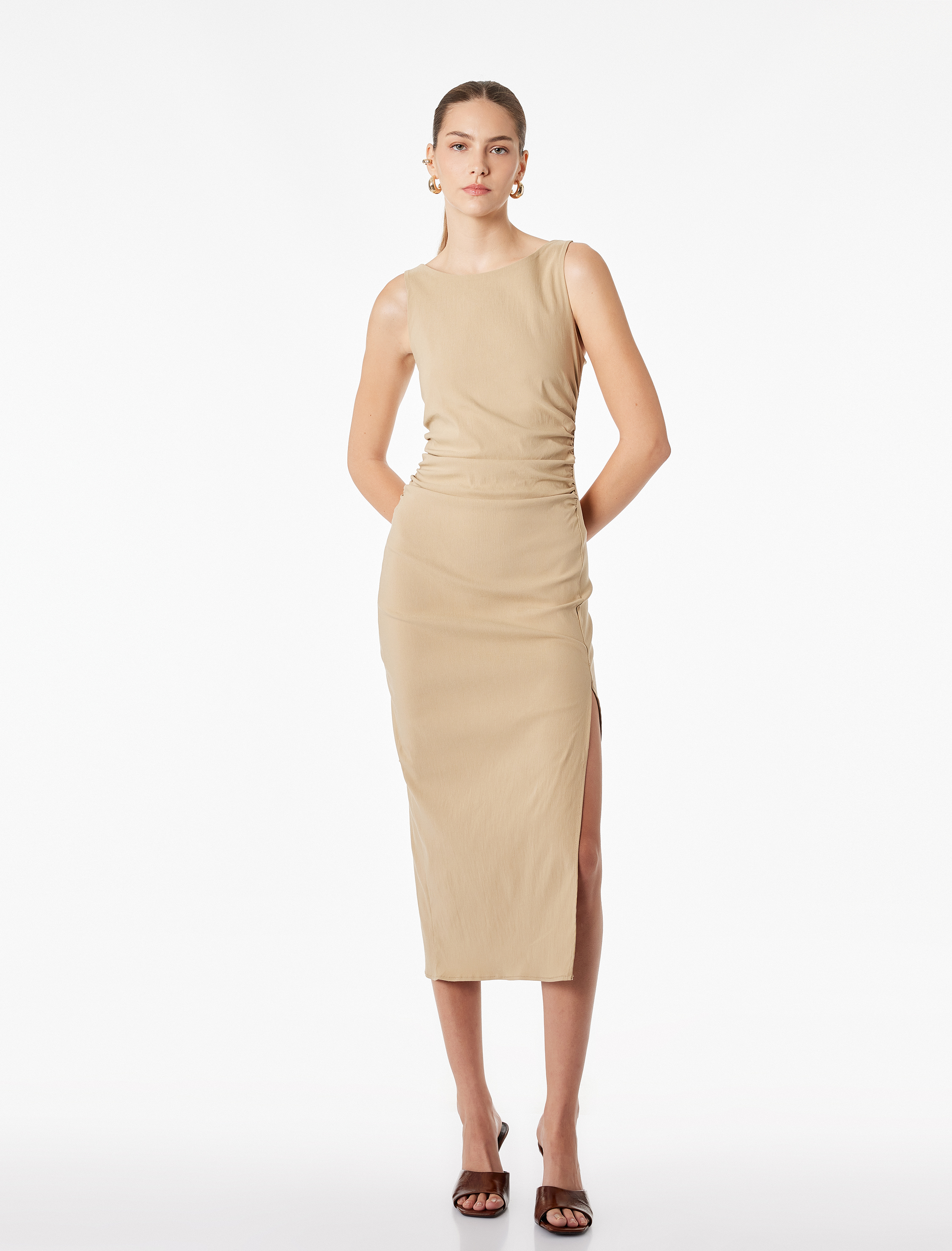   Drape Detaylı Yırtmaçlı Yuvarlak Yaka Kolsuz Midi Boy Bodycon Elbise