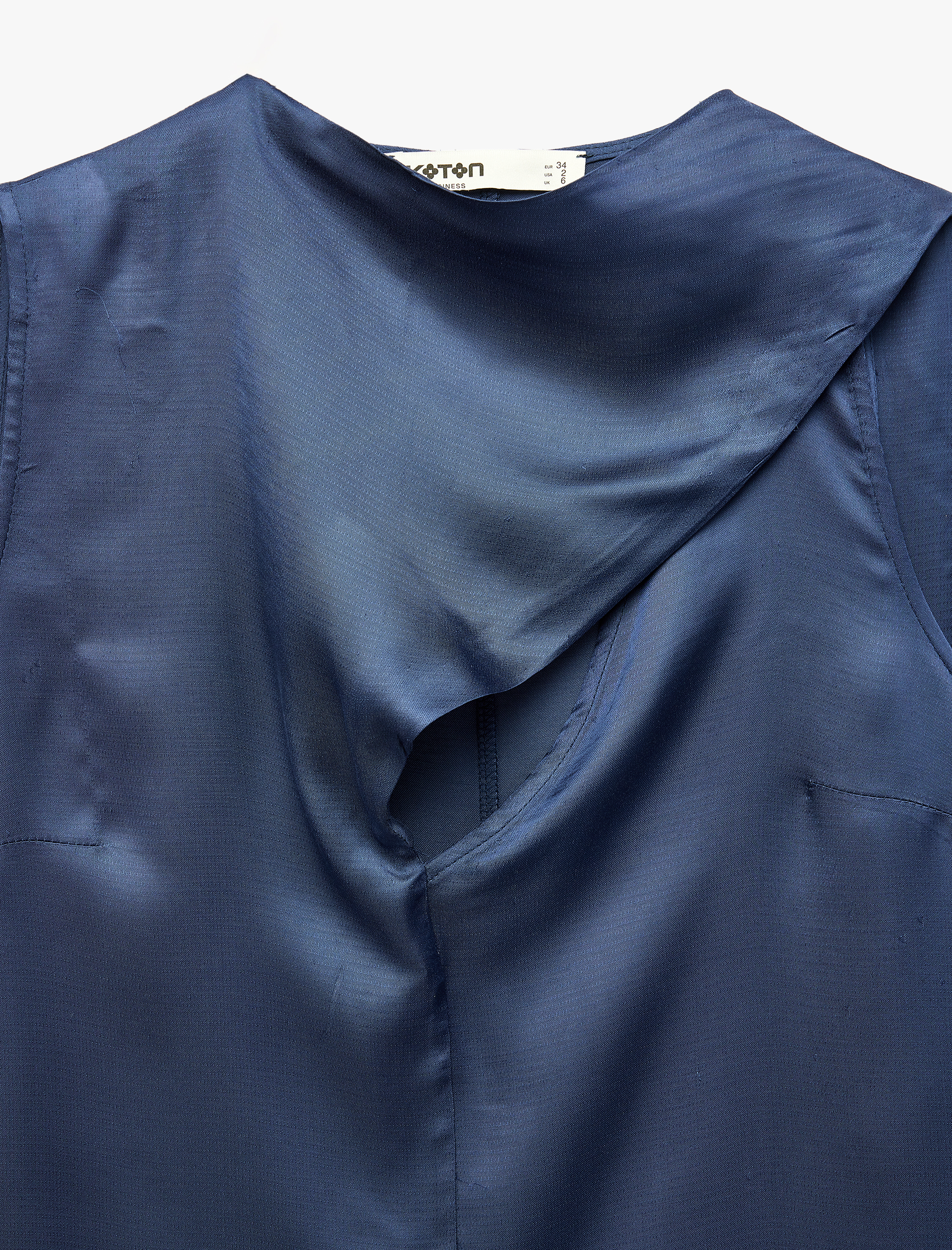   Fular Detaylı Viskon Bisiklet Yaka Kolsuz Saten Bluz