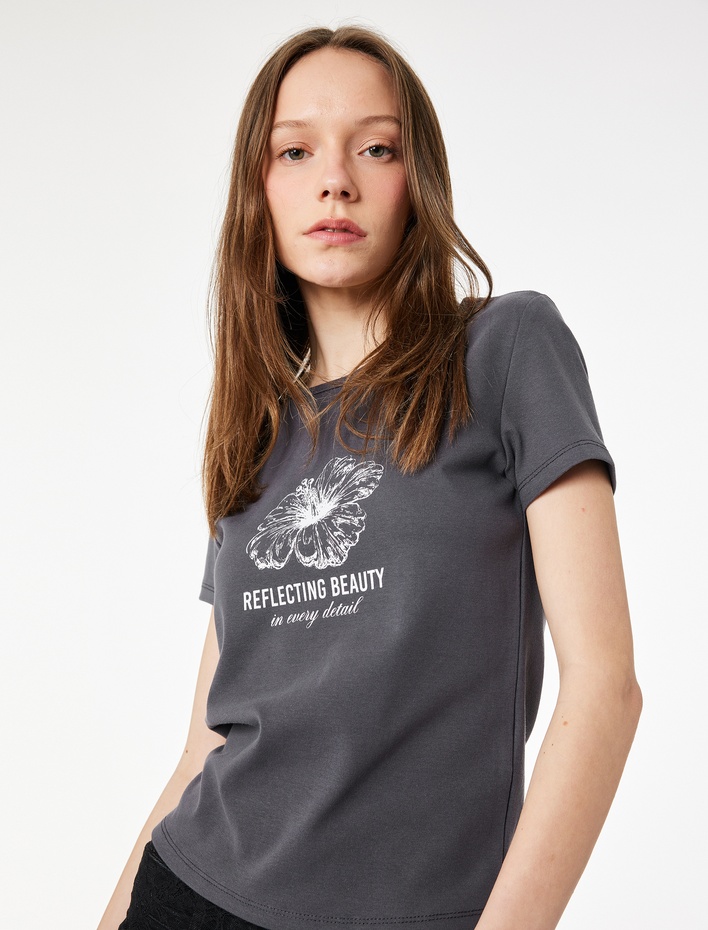  Slim Fit Kısa Kollu Bisiklet Yaka Pamuklu Hibiskus Baskılı Tişört