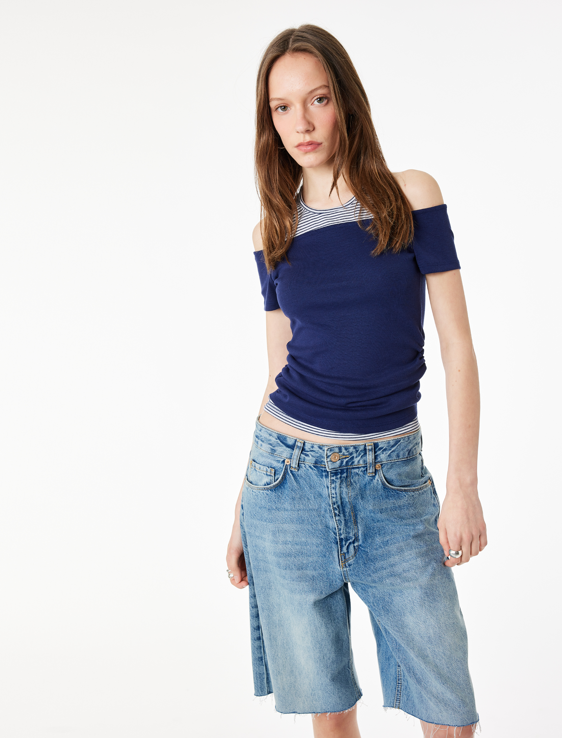   Slim Fit Atlet Detaylı Kısa Kollu Viskon Karışımlı Omzu Açık Tişört