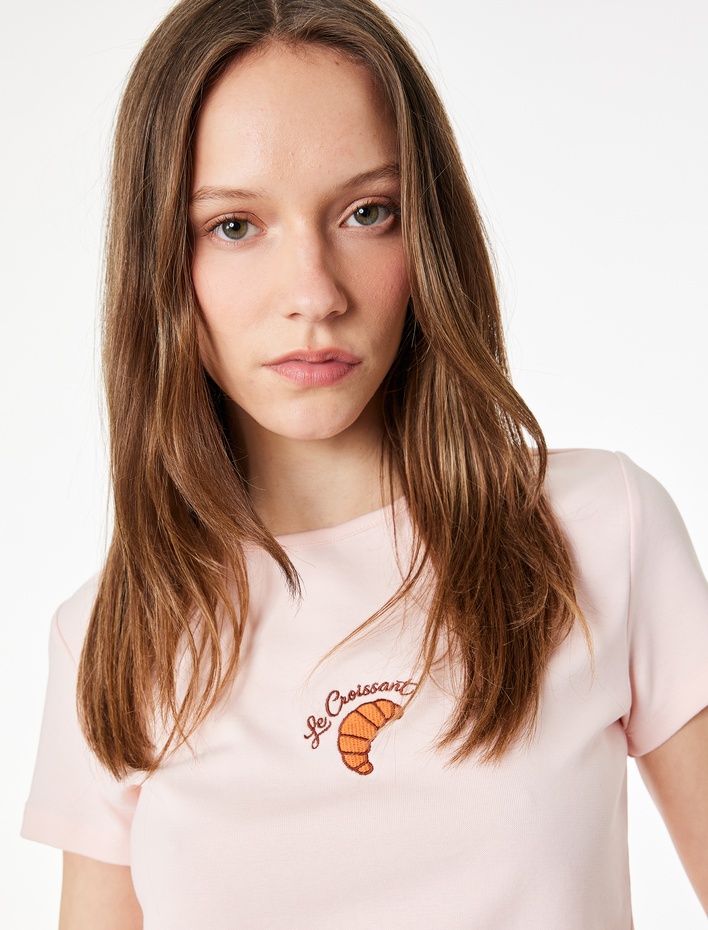  Slim Fit Kısa Kollu Bisiklet Yaka Kruvasan Nakışlı Pamuklu Tişört