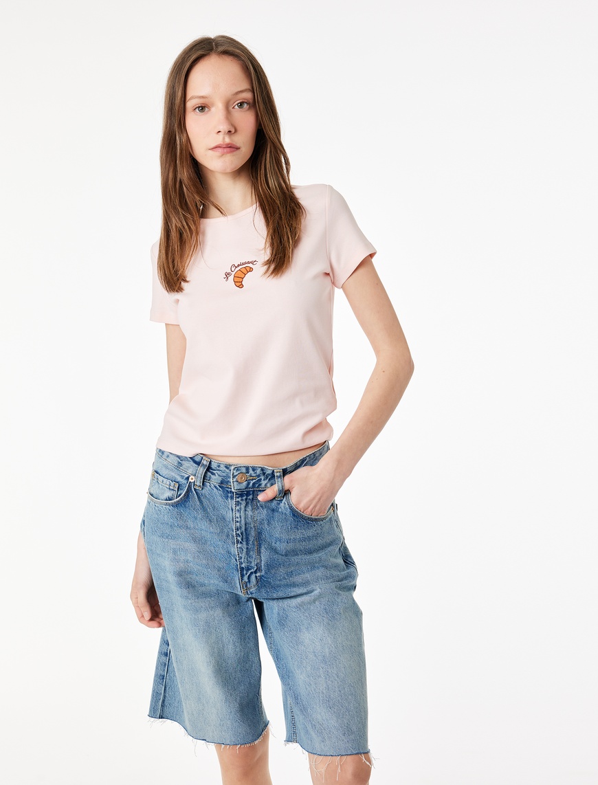 Koton Kadın Slim Fit Kısa Kollu Bisiklet Yaka Kruvasan Nakışlı Pamuklu T-Shirt