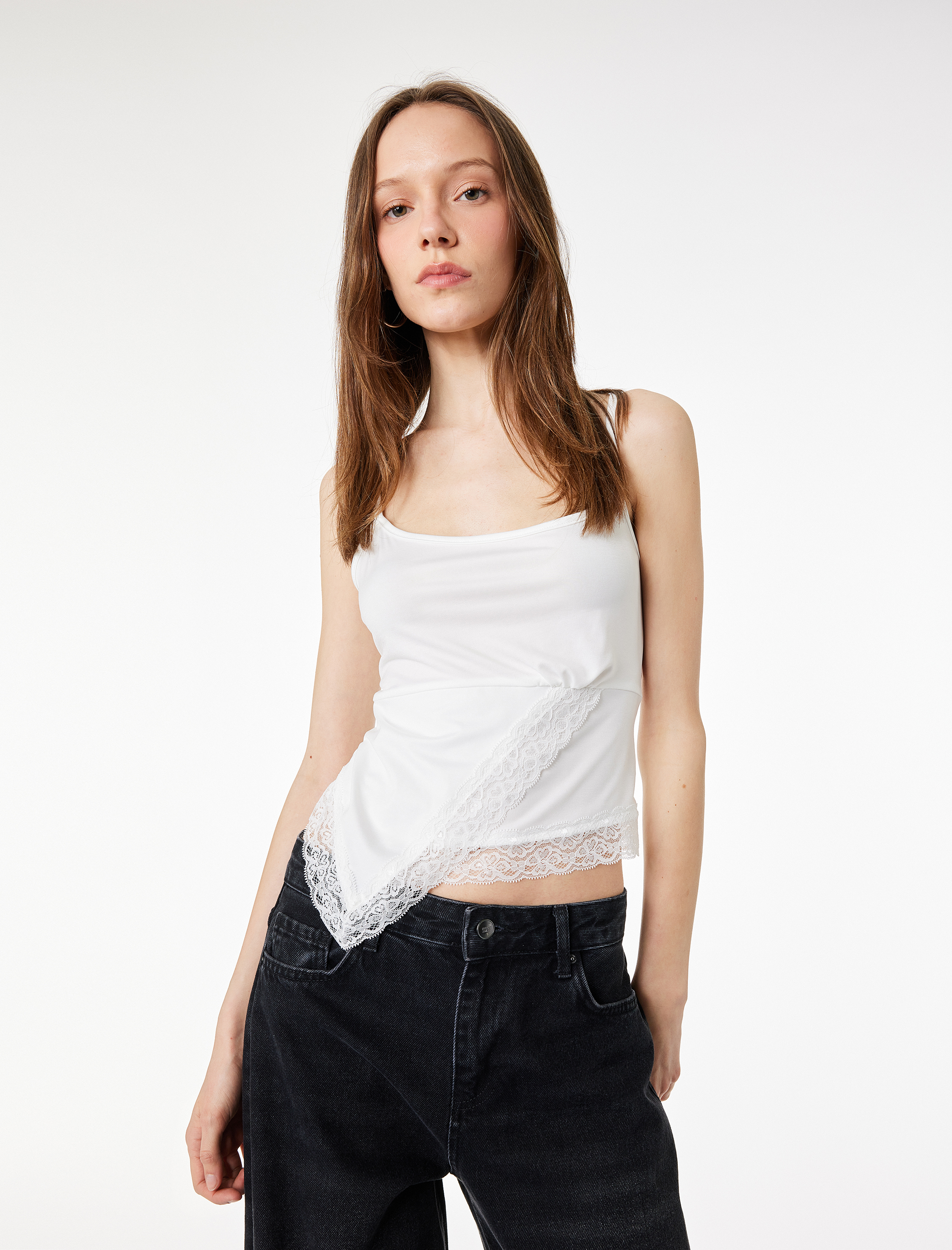   İp Askılı Dantel Detaylı Slim Fit Asimetrik Bluz