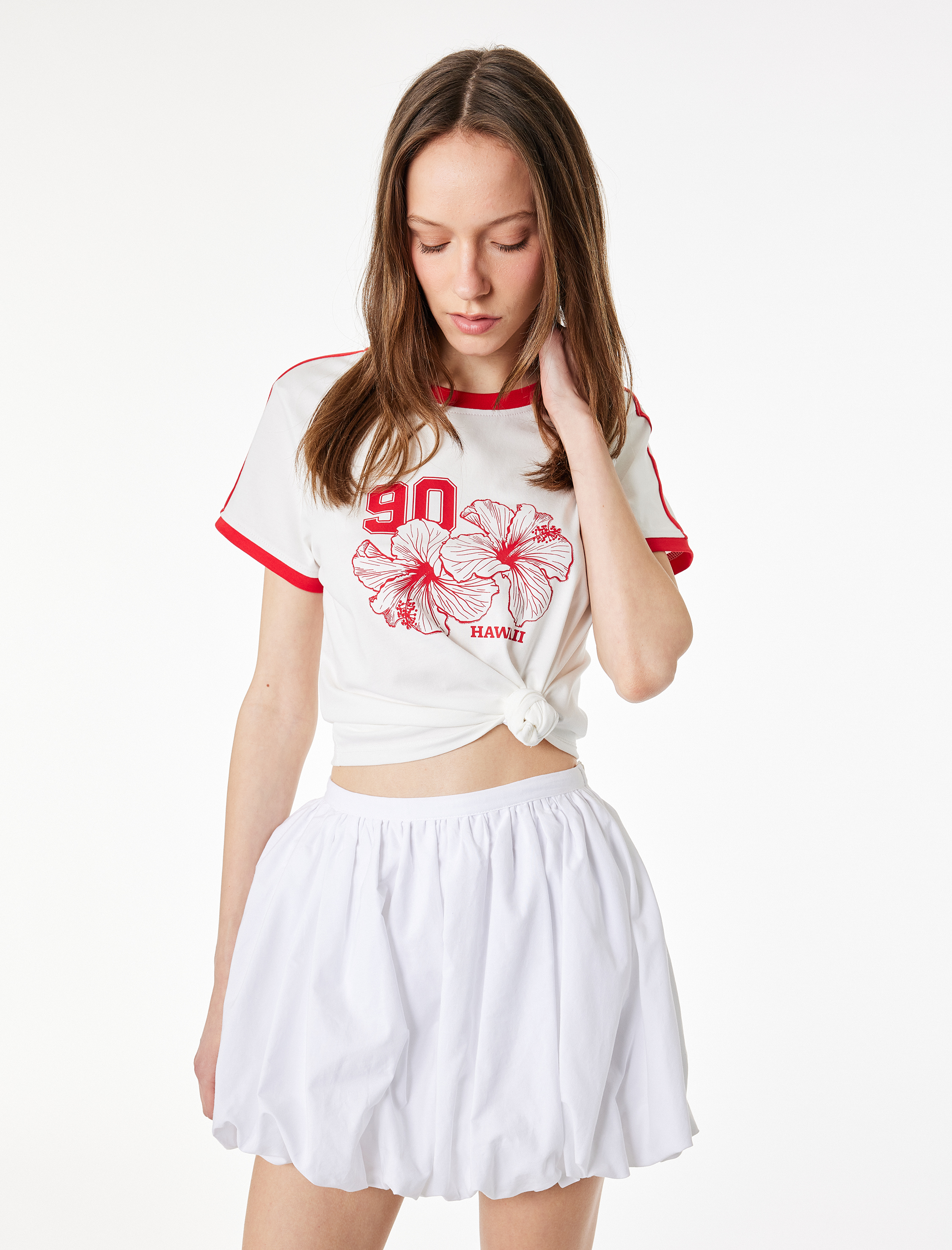   Biyeli Slim Fit Kısa Kollu Bisiklet Yaka Hibiskus Baskılı Crop Tişört